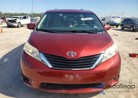 2013 Toyota Sienna Le z USA, uszkodzony, nr VIN 5TDKK3DC4DS304024